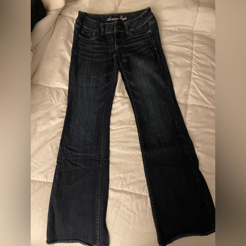 American Eagle Outfitters Flare Jeans, Artist line/Stretch, Women’s Size 6.
